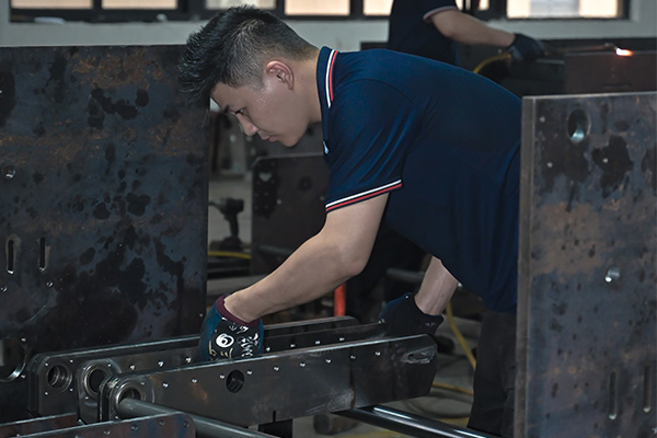 全自動(dòng)糊盒機(jī)糊盒效果號(hào)，密封性強(qiáng)，要保證糊盒機(jī)的使用壽命，在使用糊盒機(jī)也需要對(duì)傳送帶進(jìn)行日常保養(yǎng)？